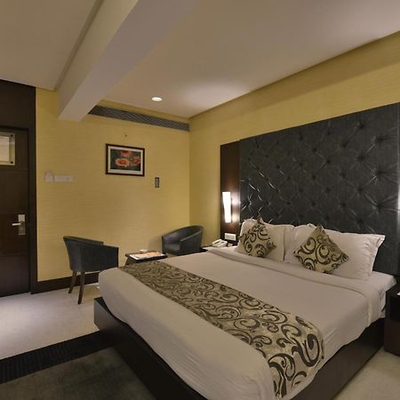 Hotel The Golden Oak Rāipur Esterno foto