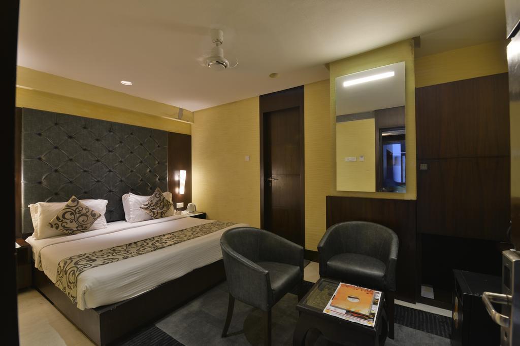 Hotel The Golden Oak Rāipur Esterno foto