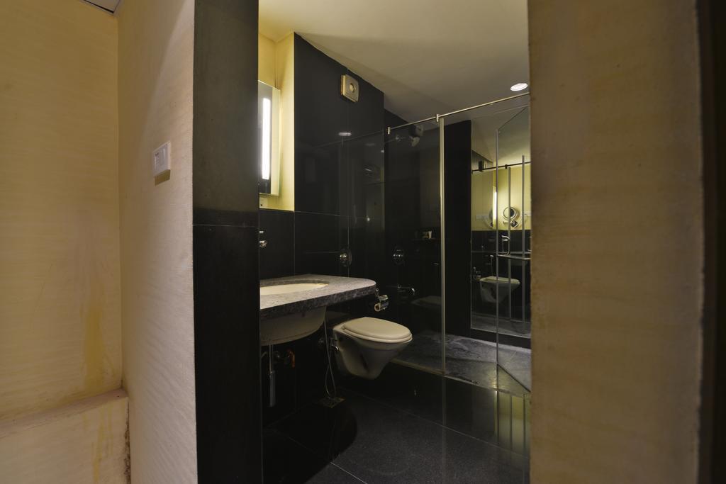 Hotel The Golden Oak Rāipur Esterno foto