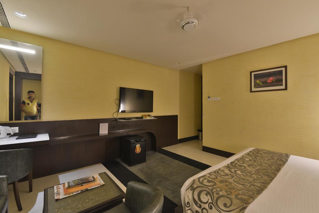 Hotel The Golden Oak Rāipur Esterno foto