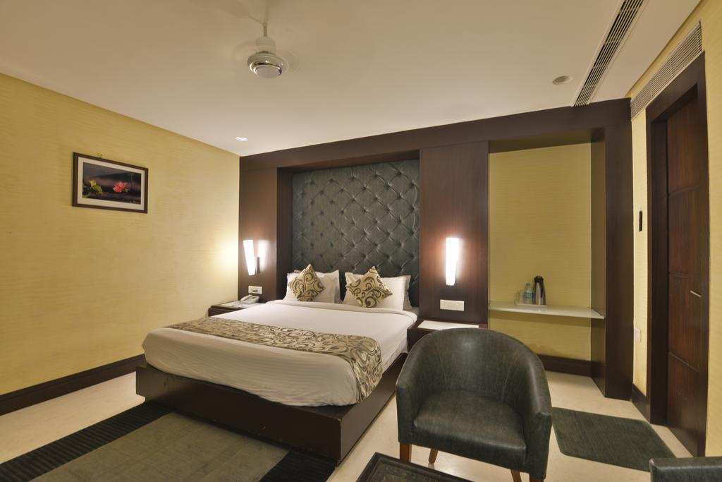Hotel The Golden Oak Rāipur Esterno foto