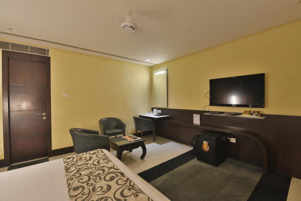 Hotel The Golden Oak Rāipur Esterno foto