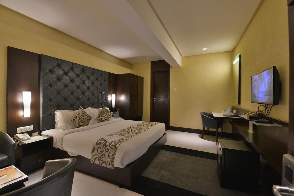 Hotel The Golden Oak Rāipur Esterno foto