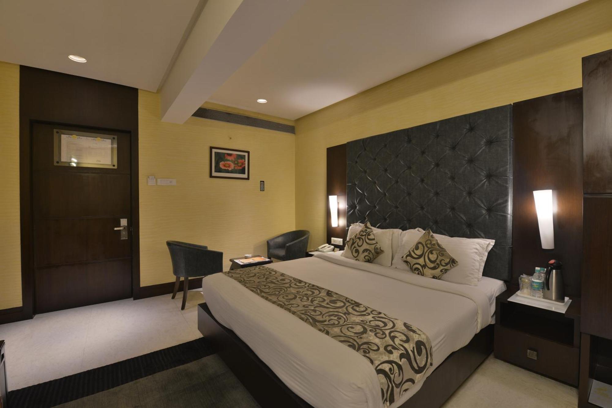 Hotel The Golden Oak Rāipur Esterno foto