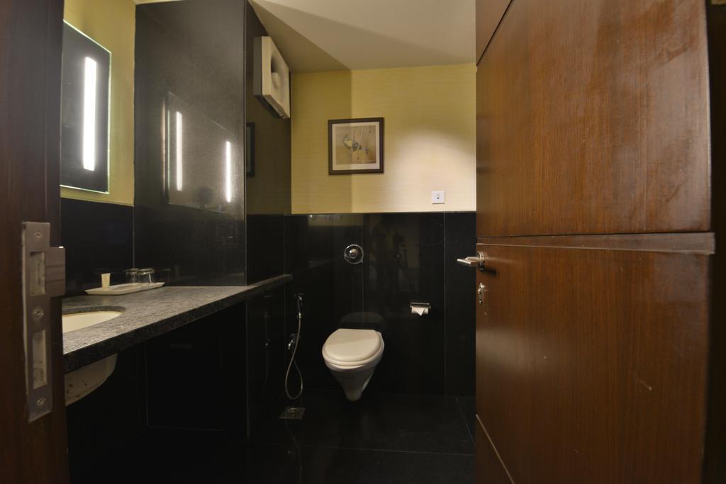 Hotel The Golden Oak Rāipur Esterno foto