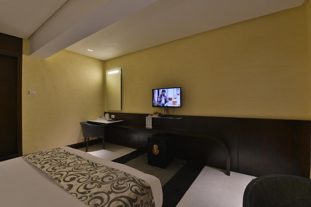 Hotel The Golden Oak Rāipur Esterno foto