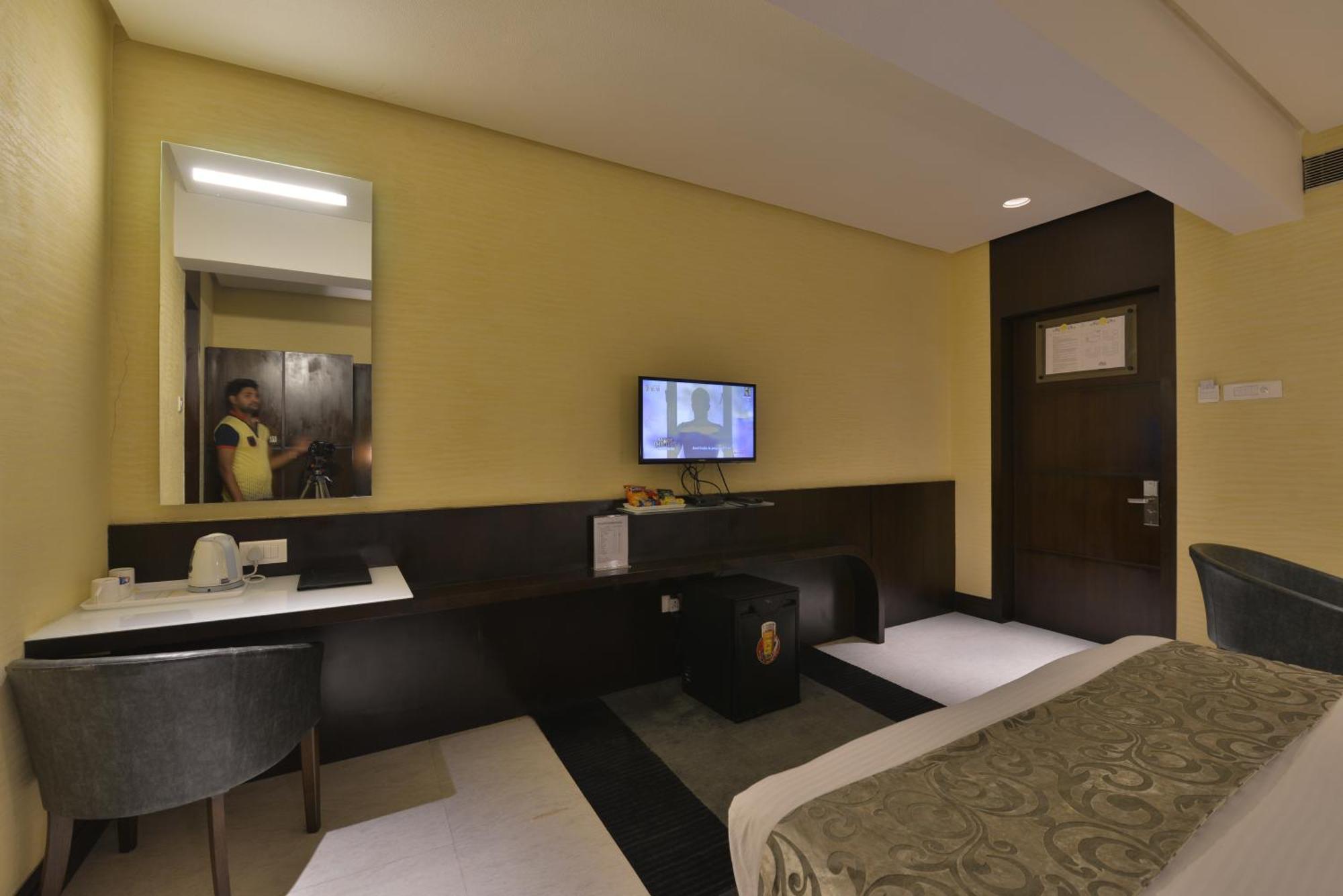 Hotel The Golden Oak Rāipur Esterno foto