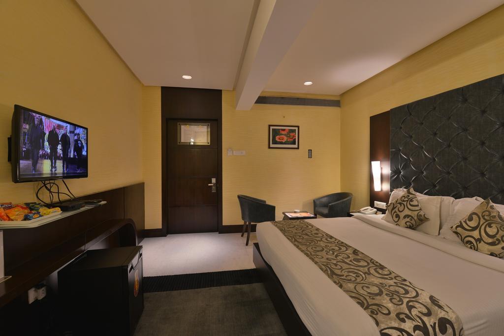 Hotel The Golden Oak Rāipur Esterno foto