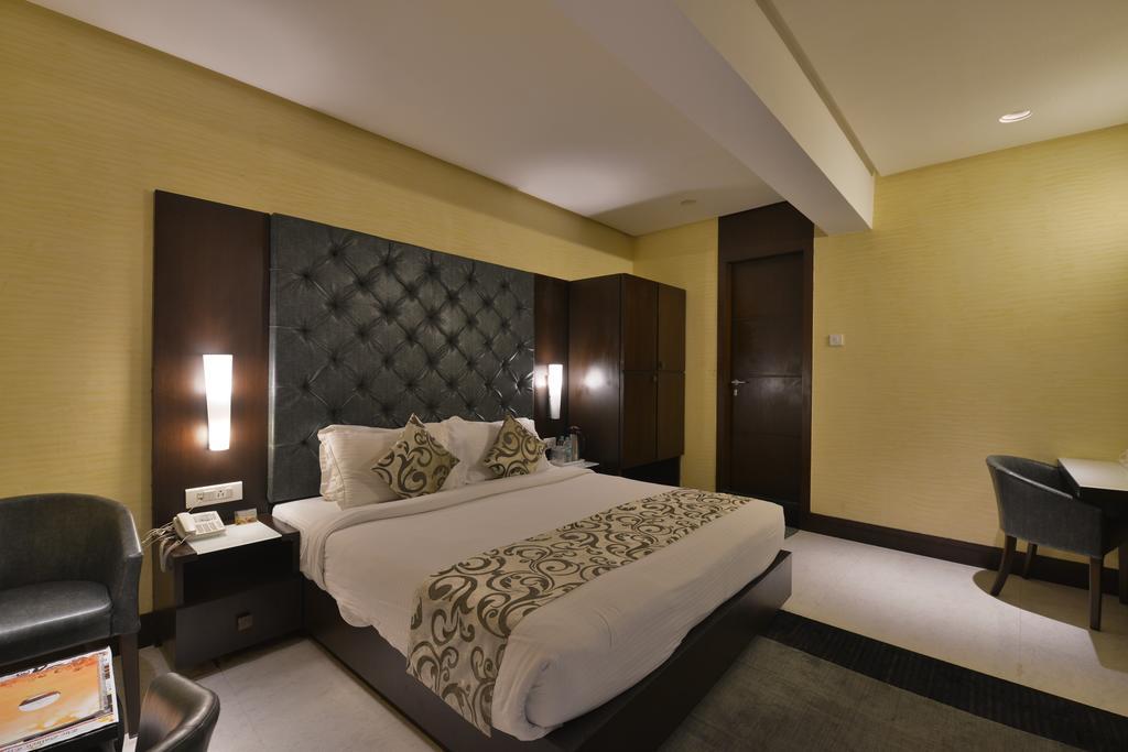 Hotel The Golden Oak Rāipur Esterno foto