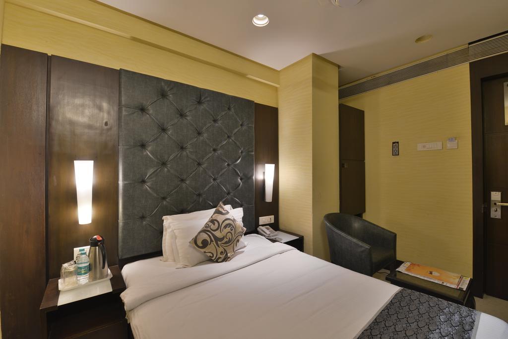 Hotel The Golden Oak Rāipur Esterno foto