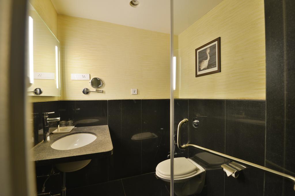 Hotel The Golden Oak Rāipur Esterno foto