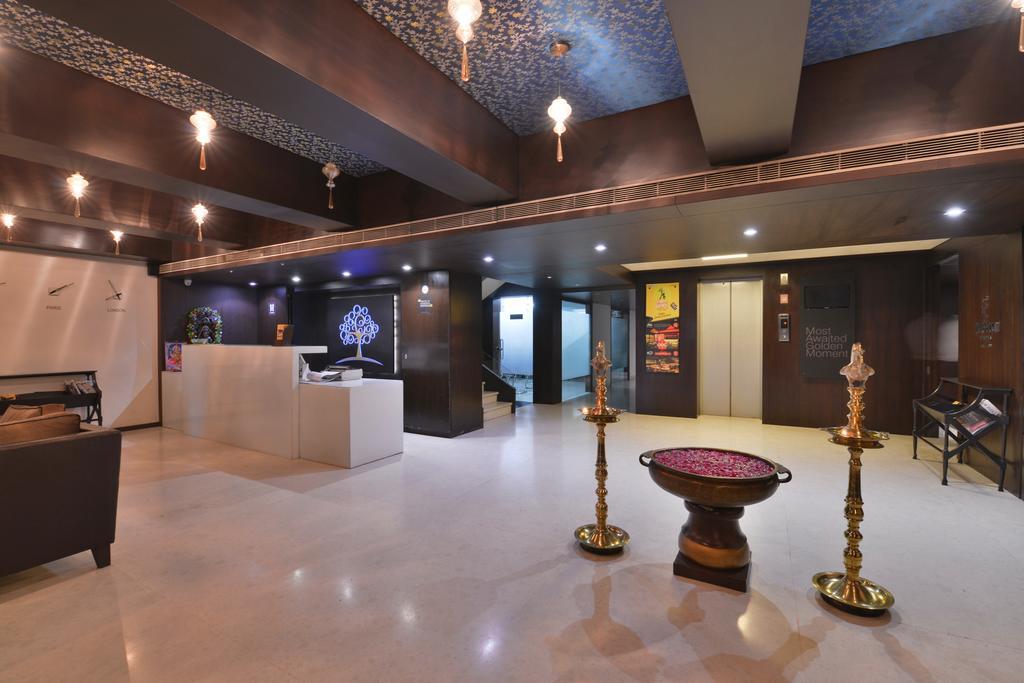 Hotel The Golden Oak Rāipur Esterno foto