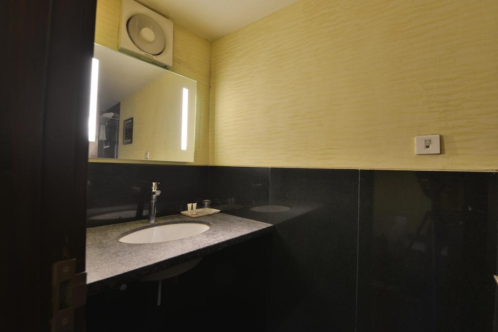 Hotel The Golden Oak Rāipur Esterno foto