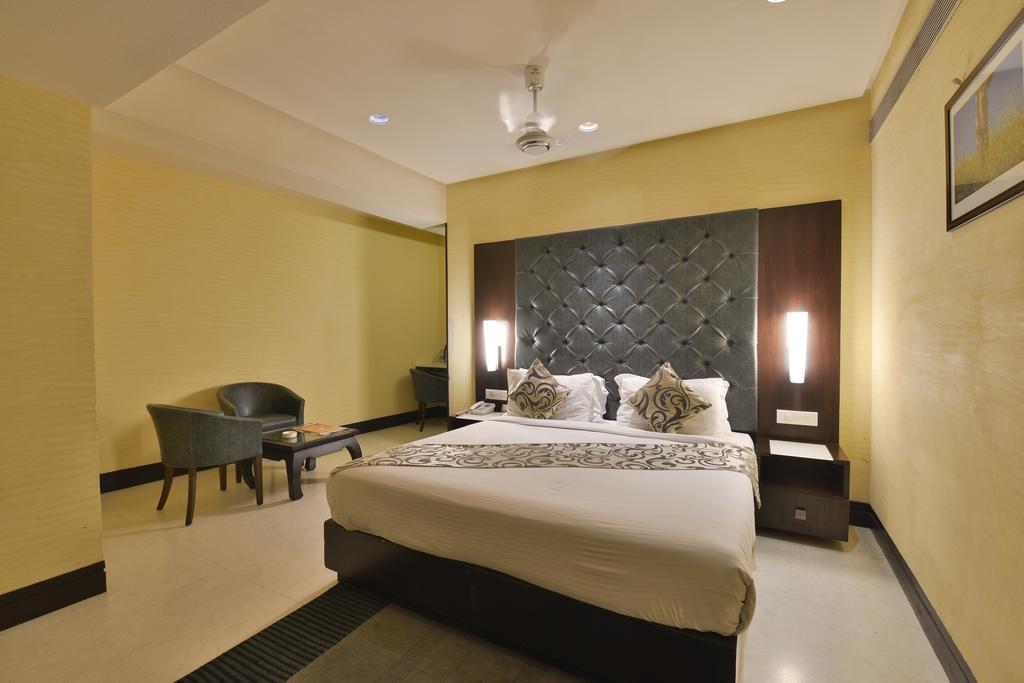 Hotel The Golden Oak Rāipur Esterno foto