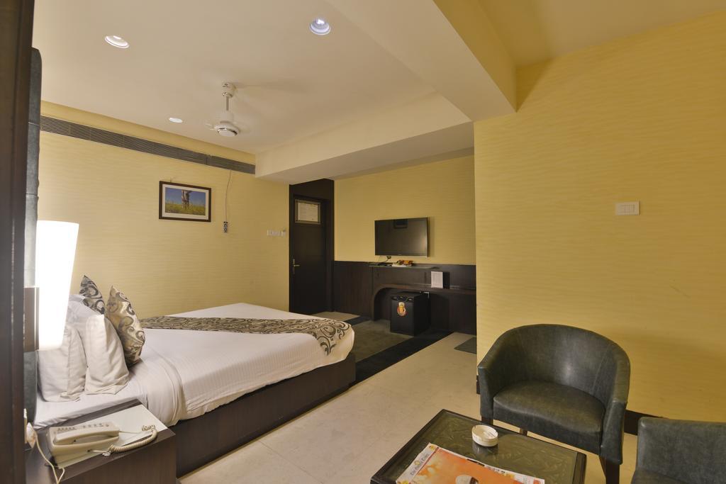 Hotel The Golden Oak Rāipur Esterno foto