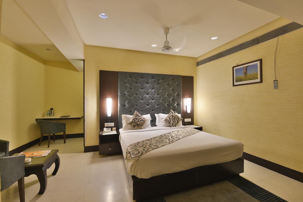 Hotel The Golden Oak Rāipur Esterno foto